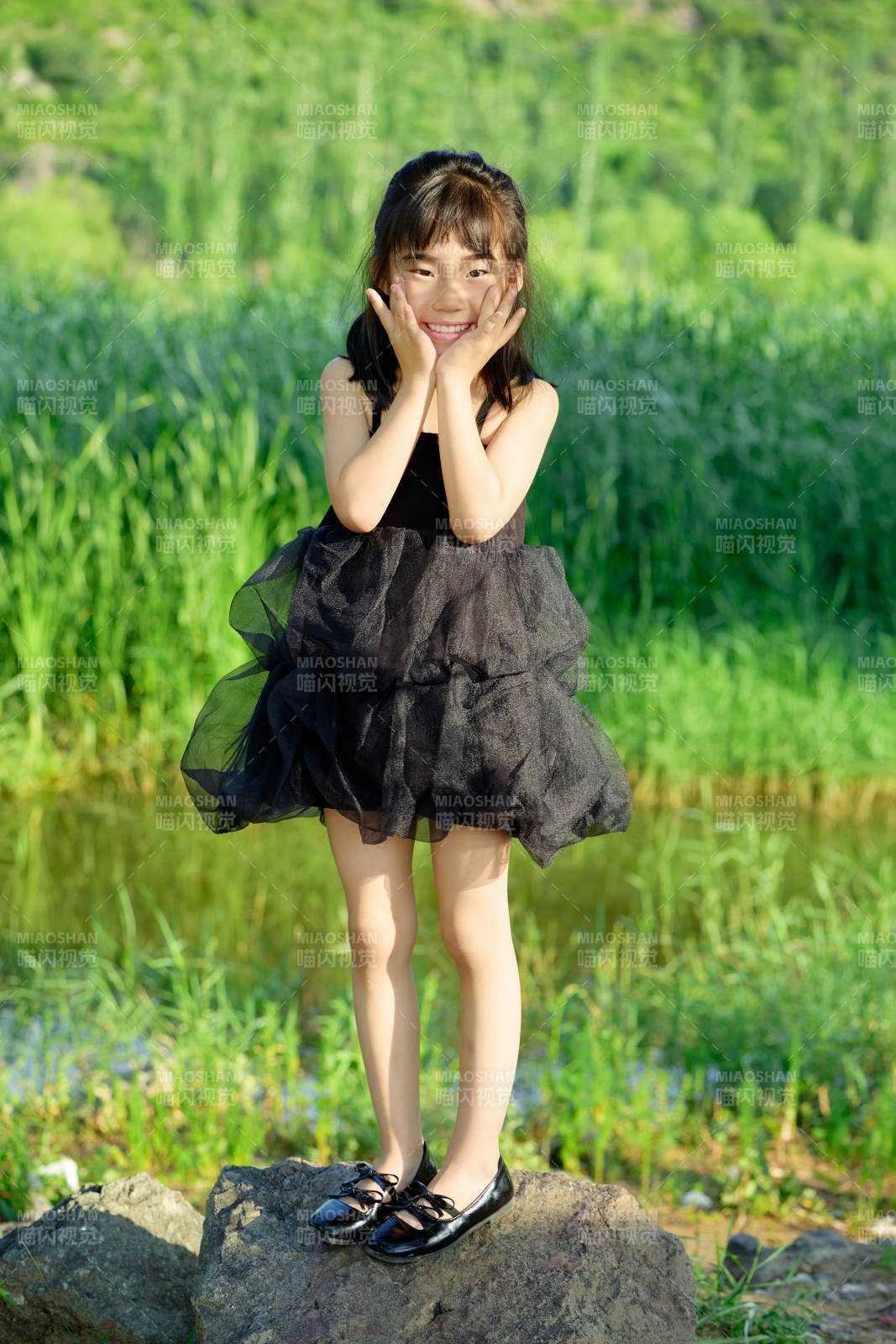 夏季在戶外玩耍游玩的可愛亞洲女童