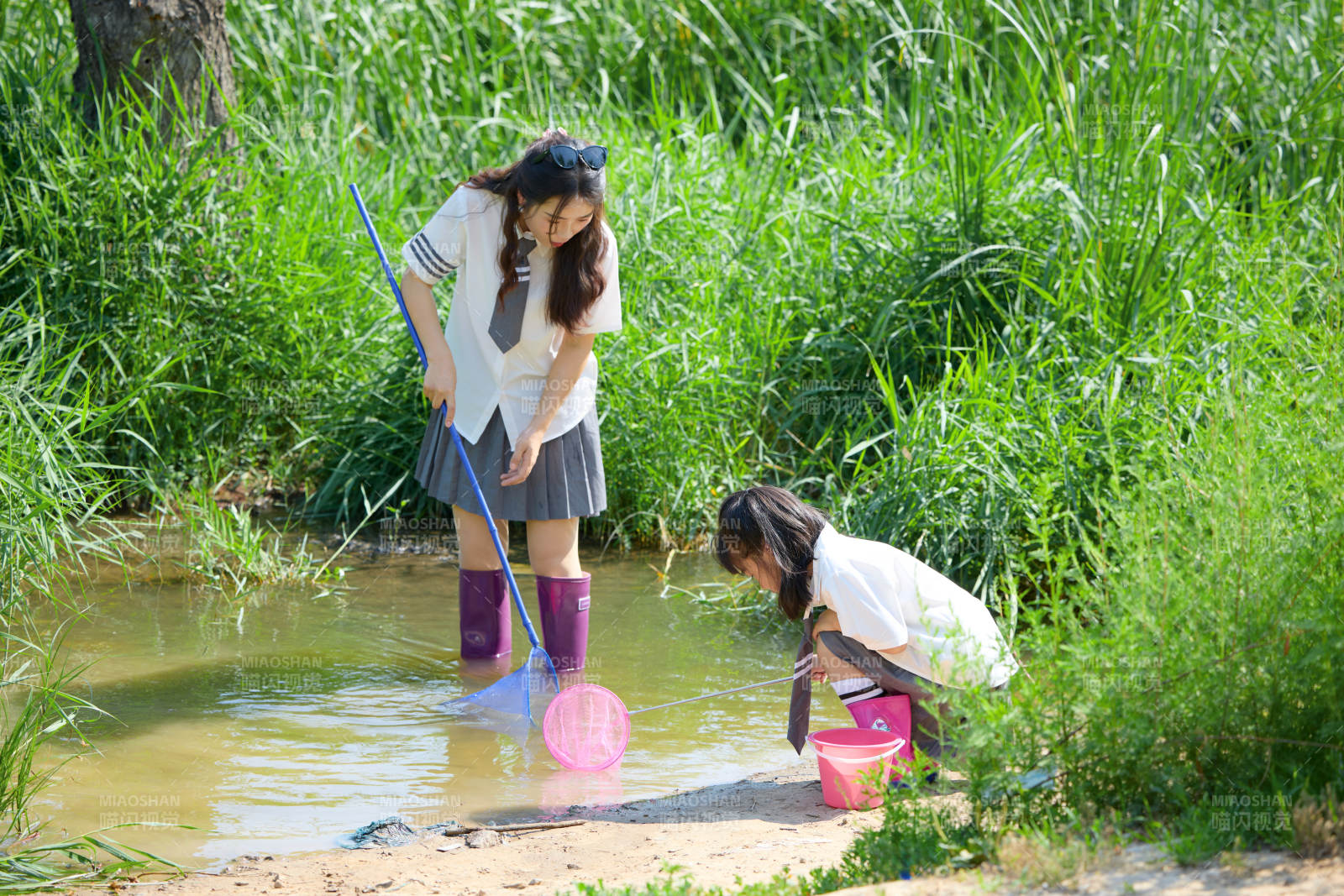 夏天在户外溪流捕捉鱼虾的母女亲子