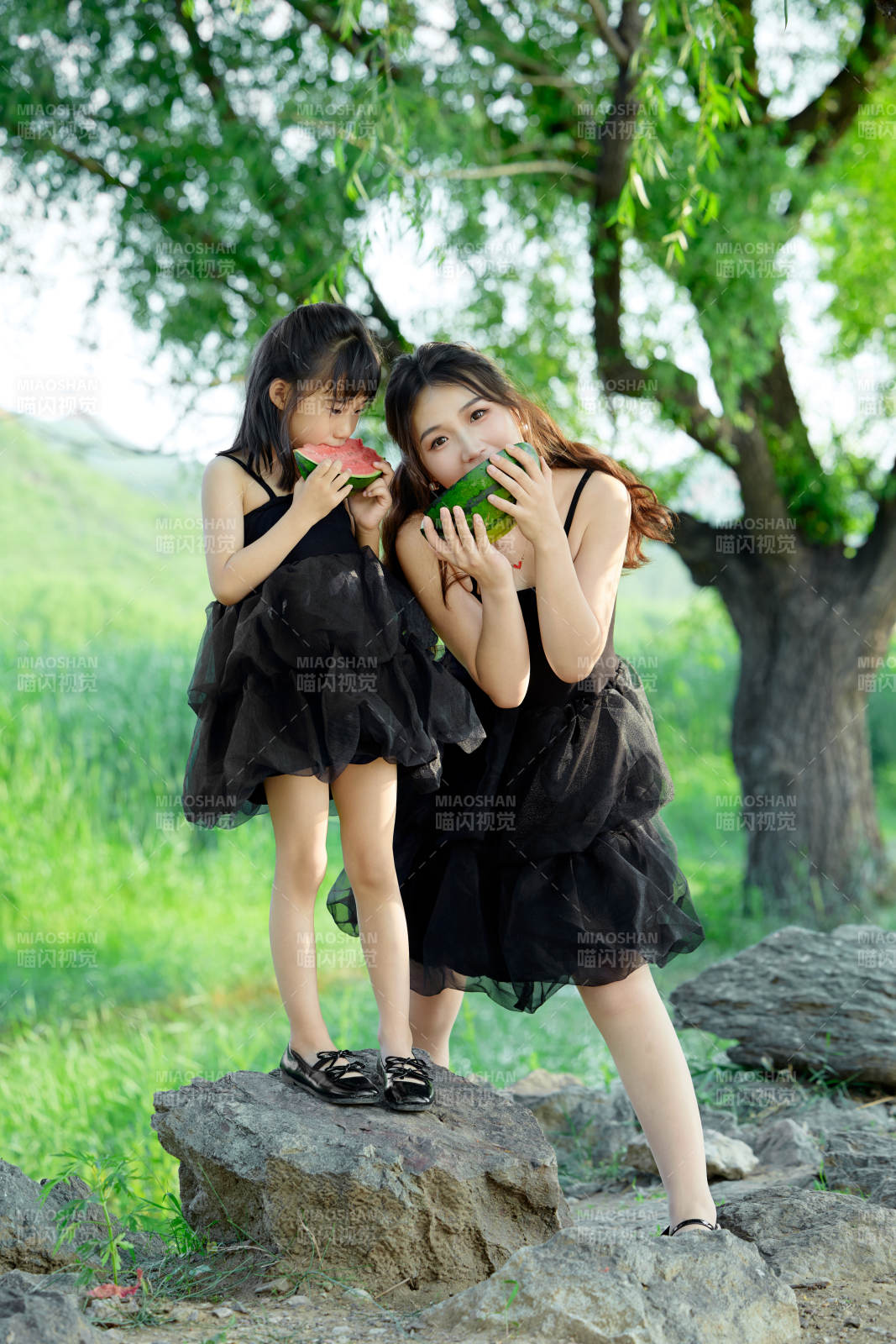 夏天在户外公园吃西瓜的亚洲母女亲子