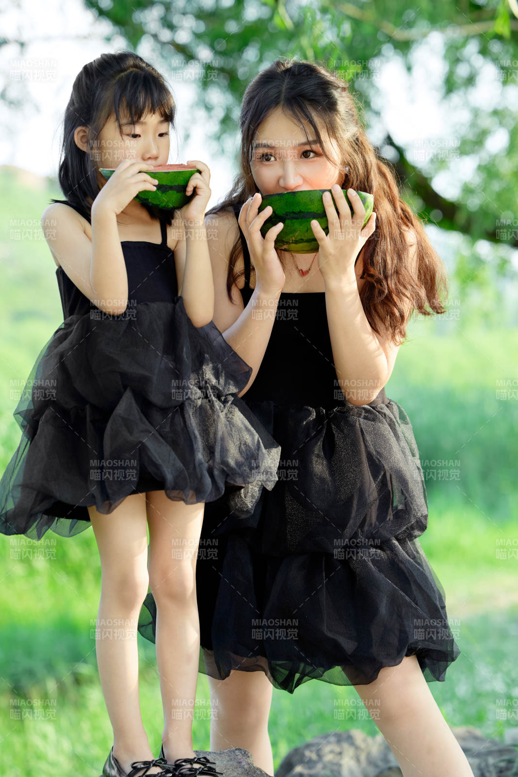 夏天在戶外公園吃西瓜的亞洲母女親子