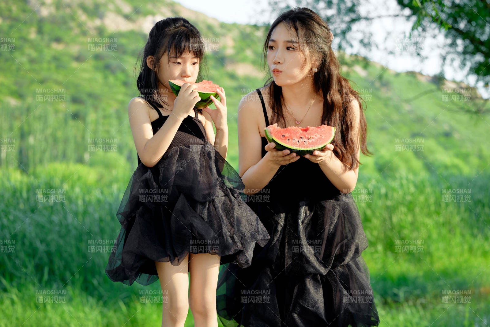 夏天在戶外公園吃西瓜的亞洲母女親子