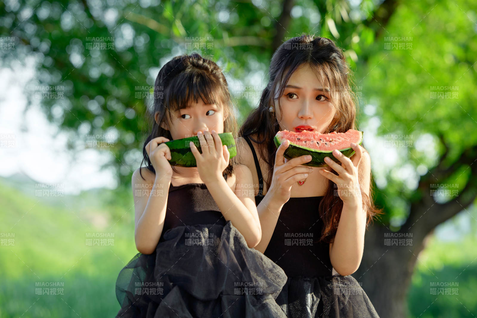 夏天在户外公园吃西瓜的亚洲母女亲子