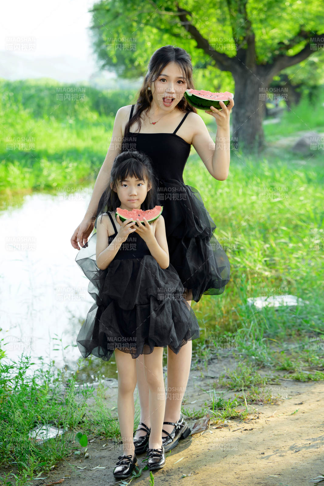 夏天在戶外公園吃西瓜的亞洲母女親子