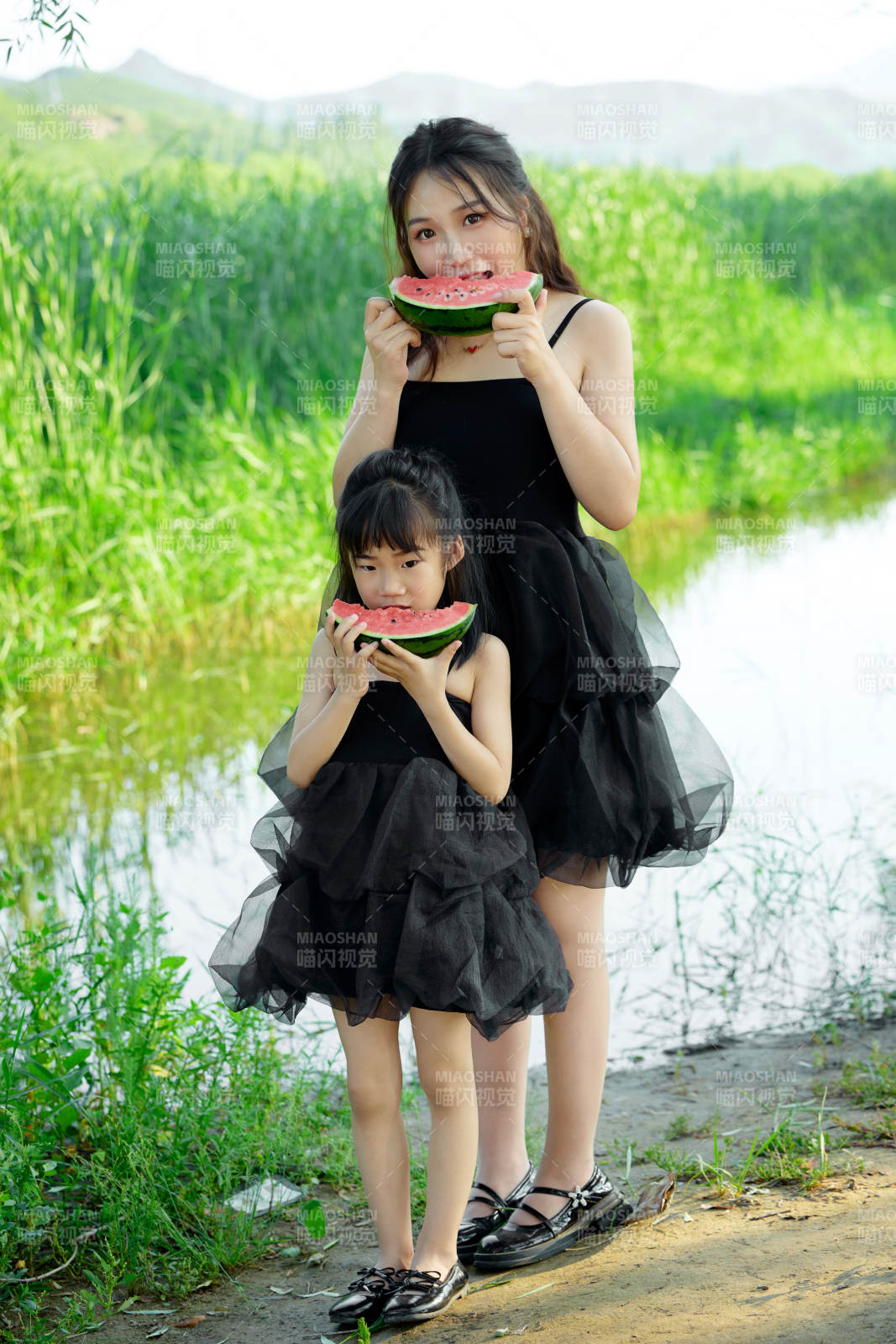 夏天在戶外公園吃西瓜的亞洲母女親子