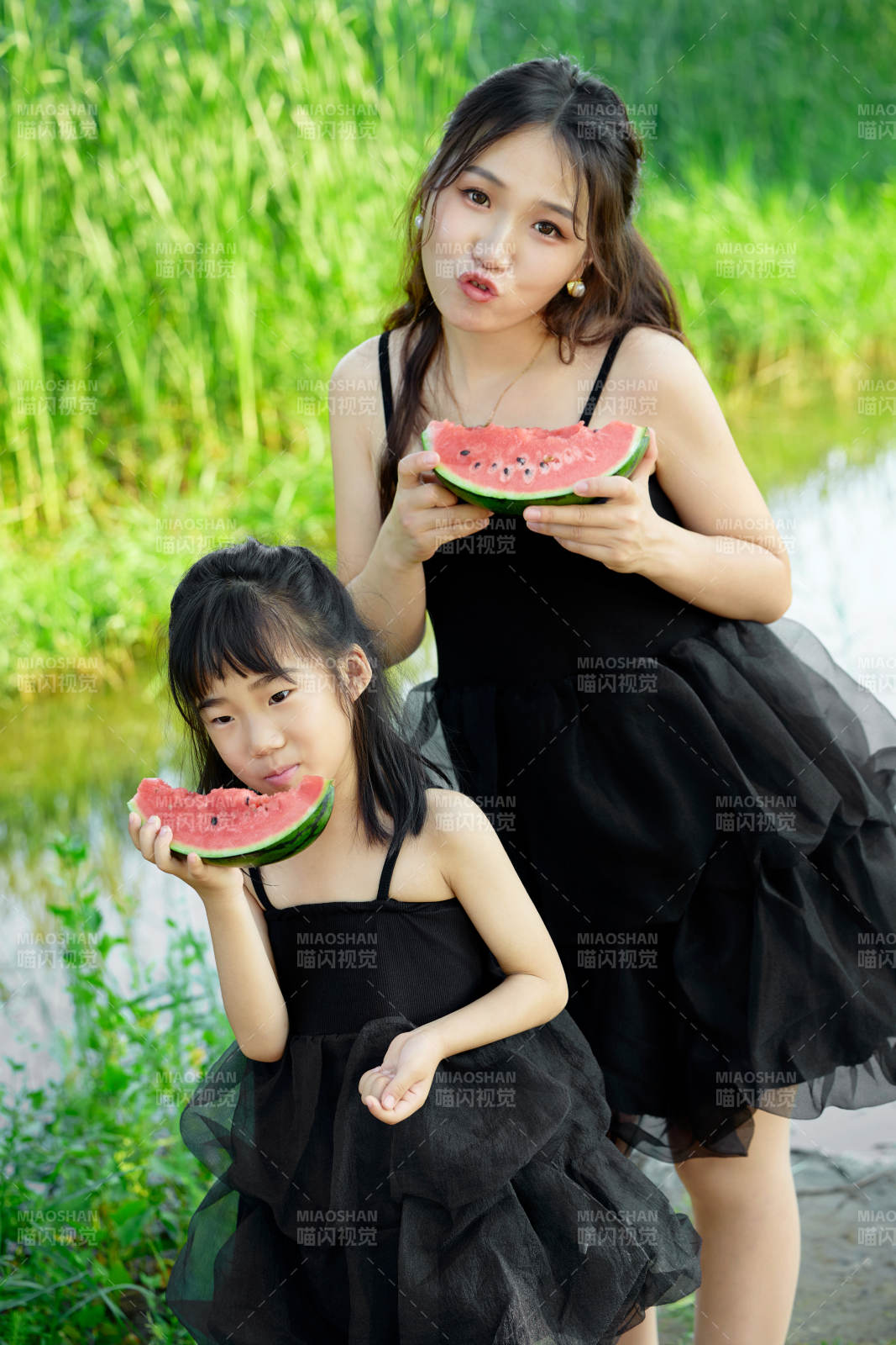 夏天在戶外公園吃西瓜的亞洲母女親子