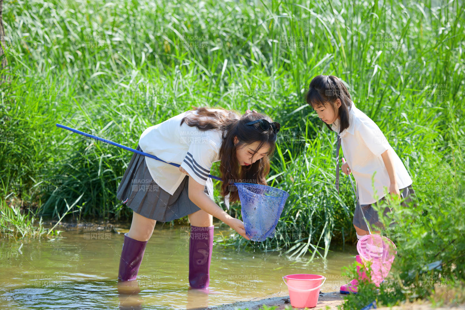夏天在戶外溪流捕捉魚蝦的母女親子