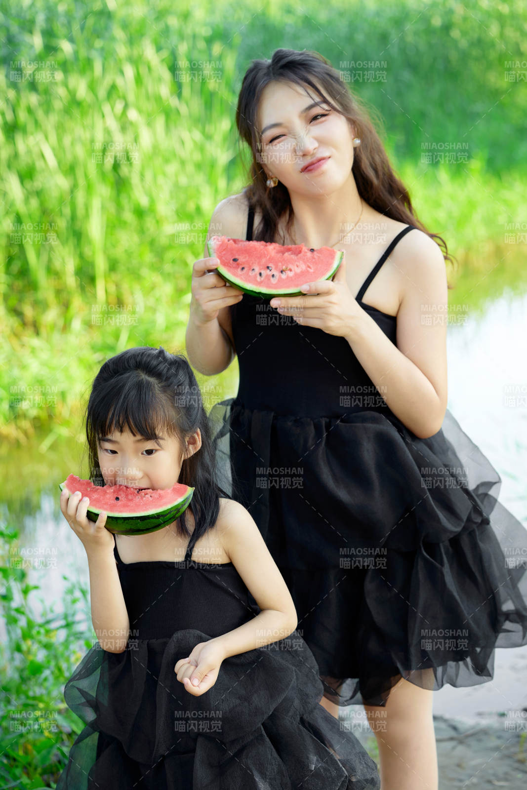 夏天在戶外公園吃西瓜的亞洲母女親子