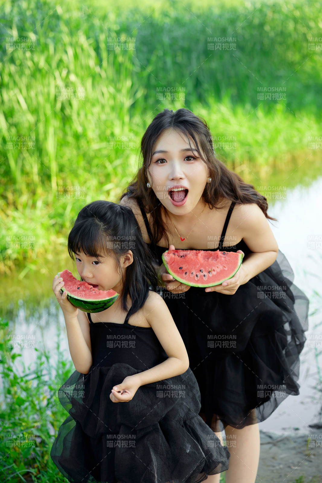 夏天在戶外公園吃西瓜的亞洲母女親子