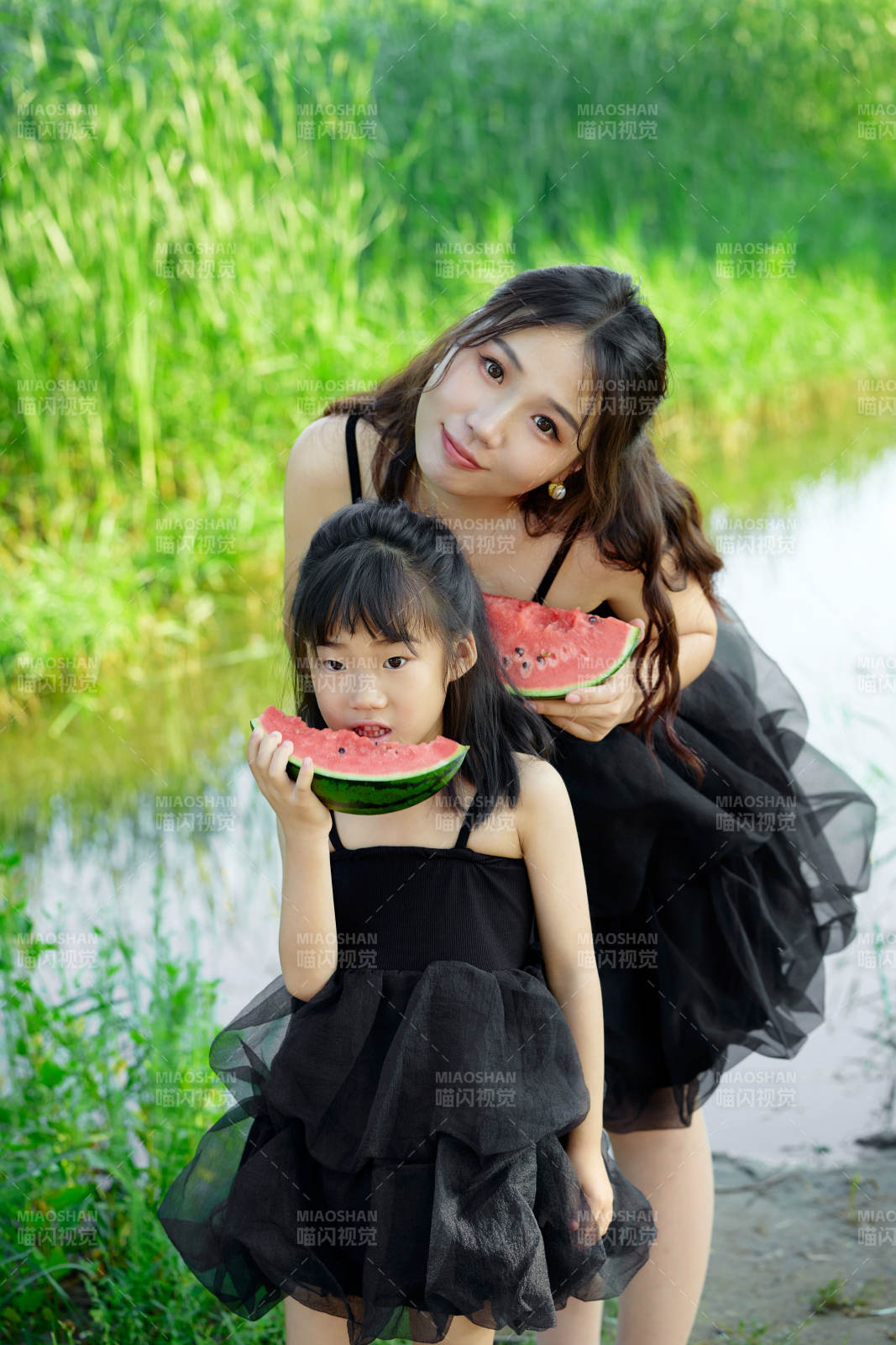夏天在户外公园吃西瓜的亚洲母女亲子