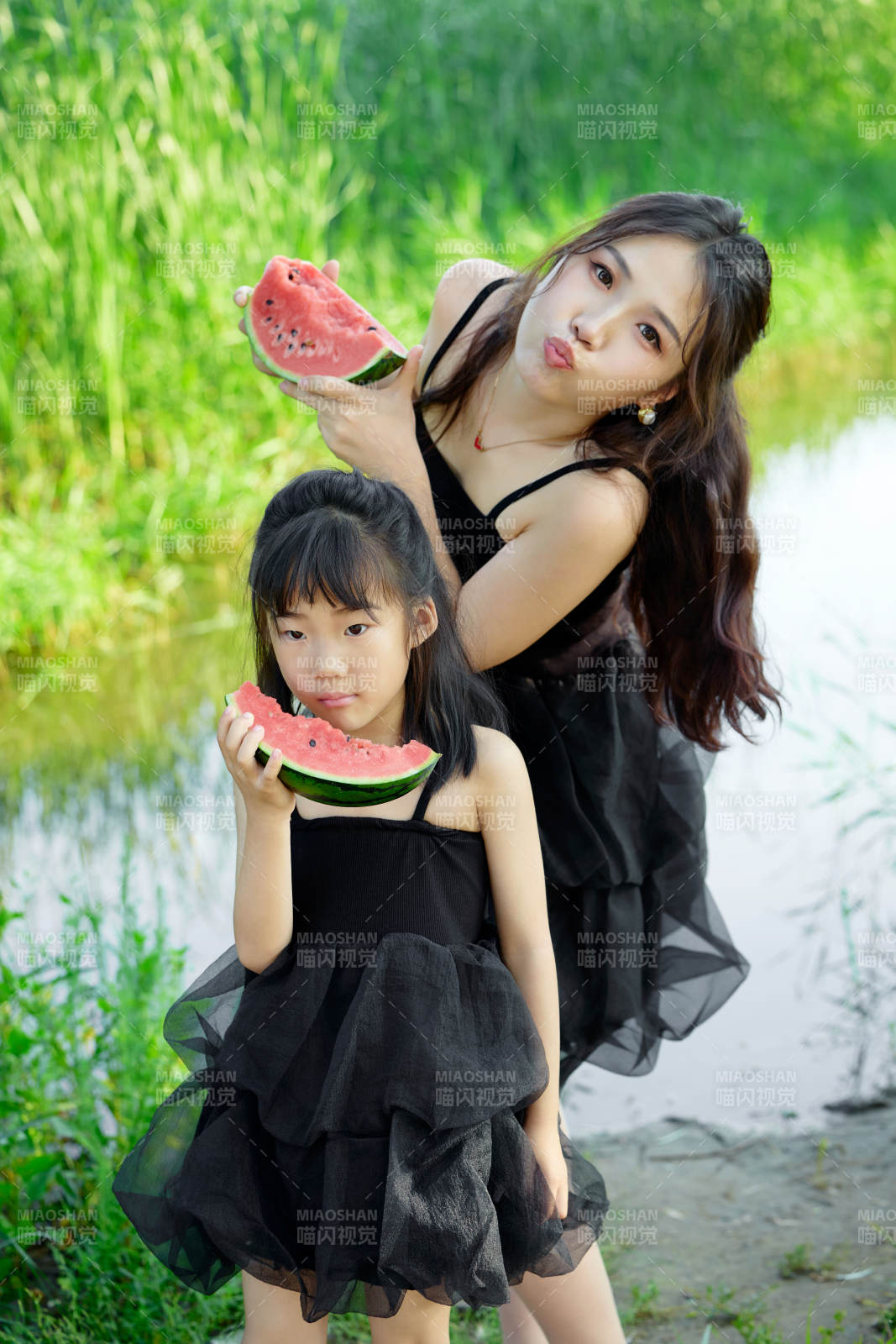 夏天在戶外公園吃西瓜的亞洲母女親子