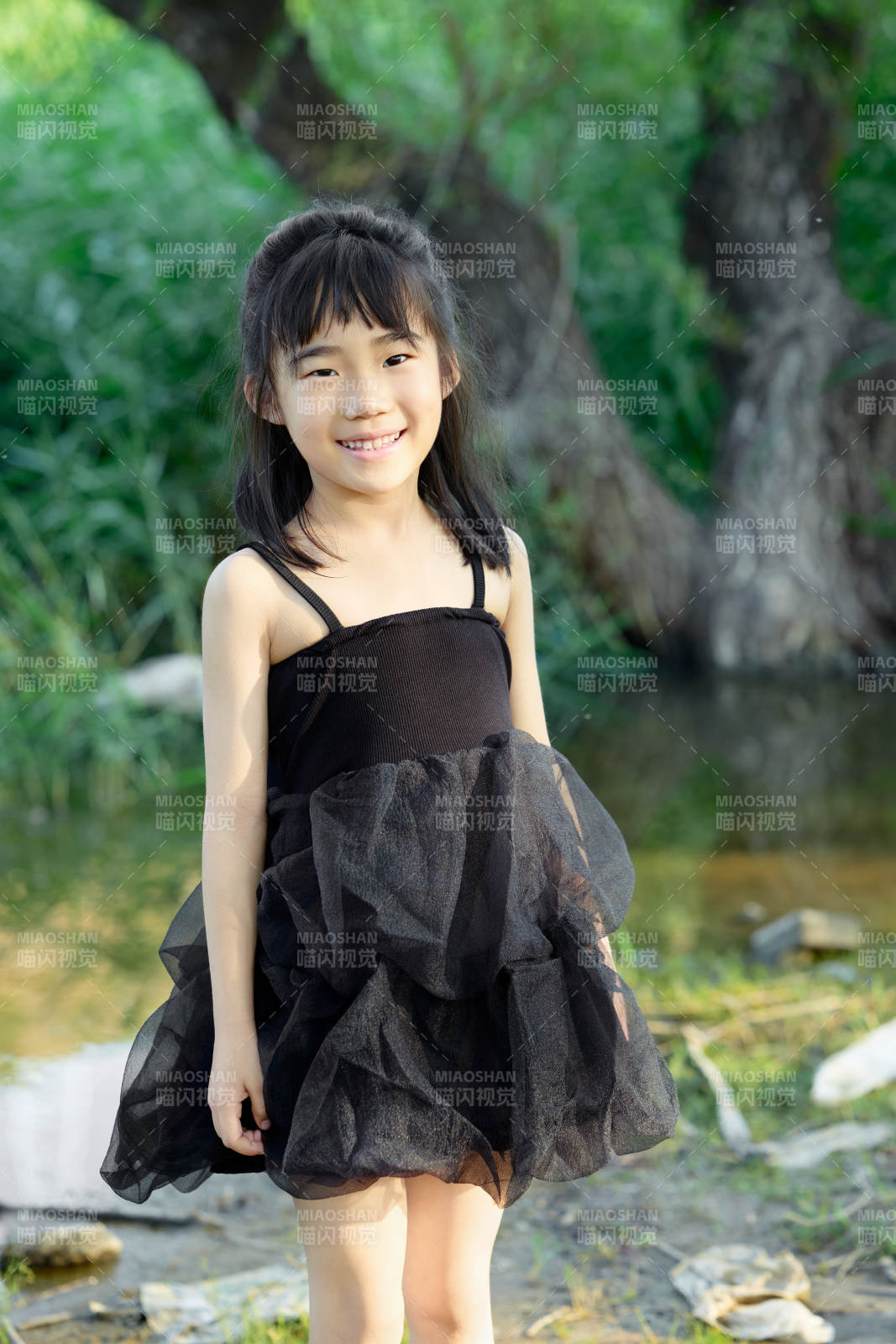 夏季在户外玩耍游玩的可爱亚洲女童