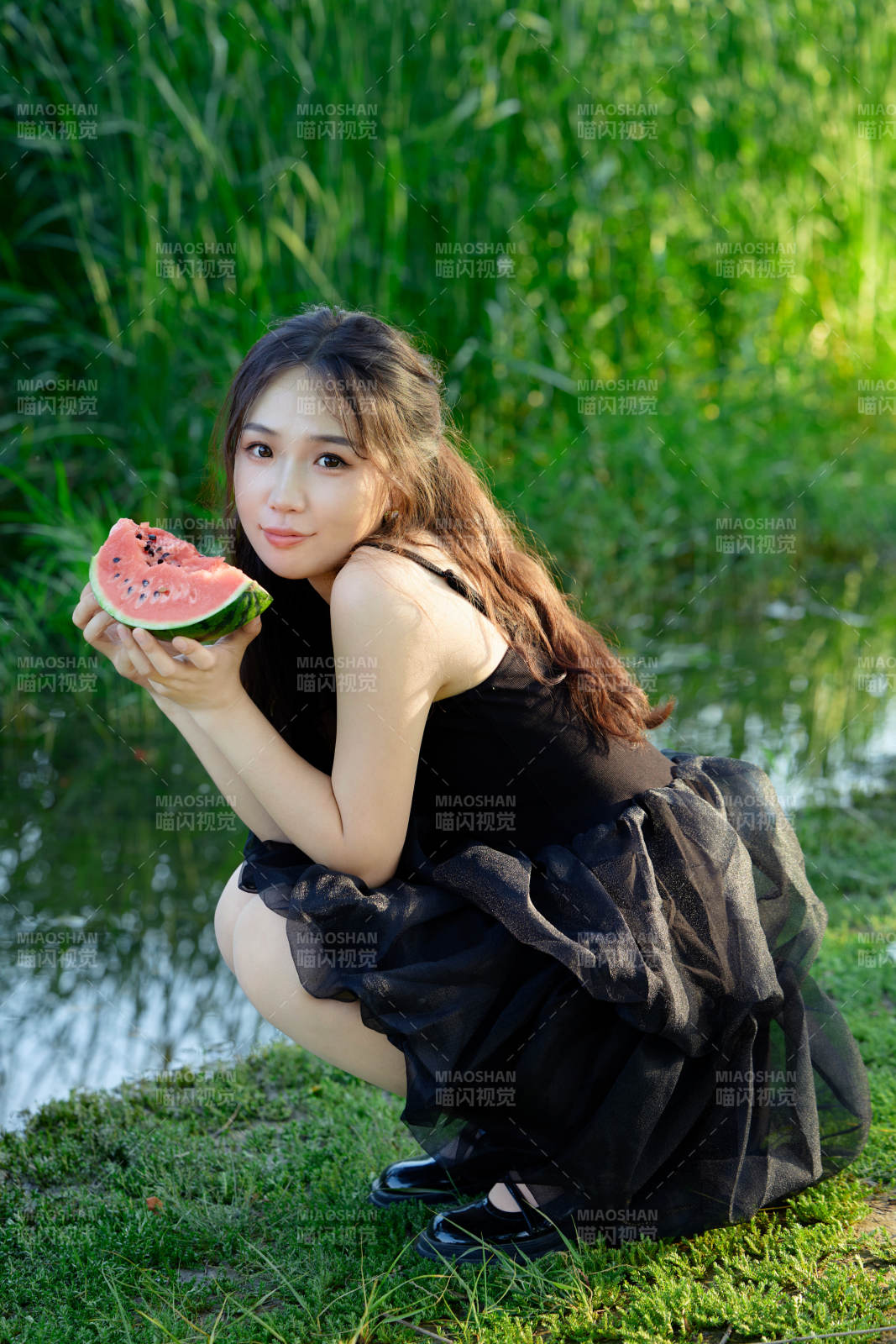 夏天在戶外公園吃西瓜的亞州美女