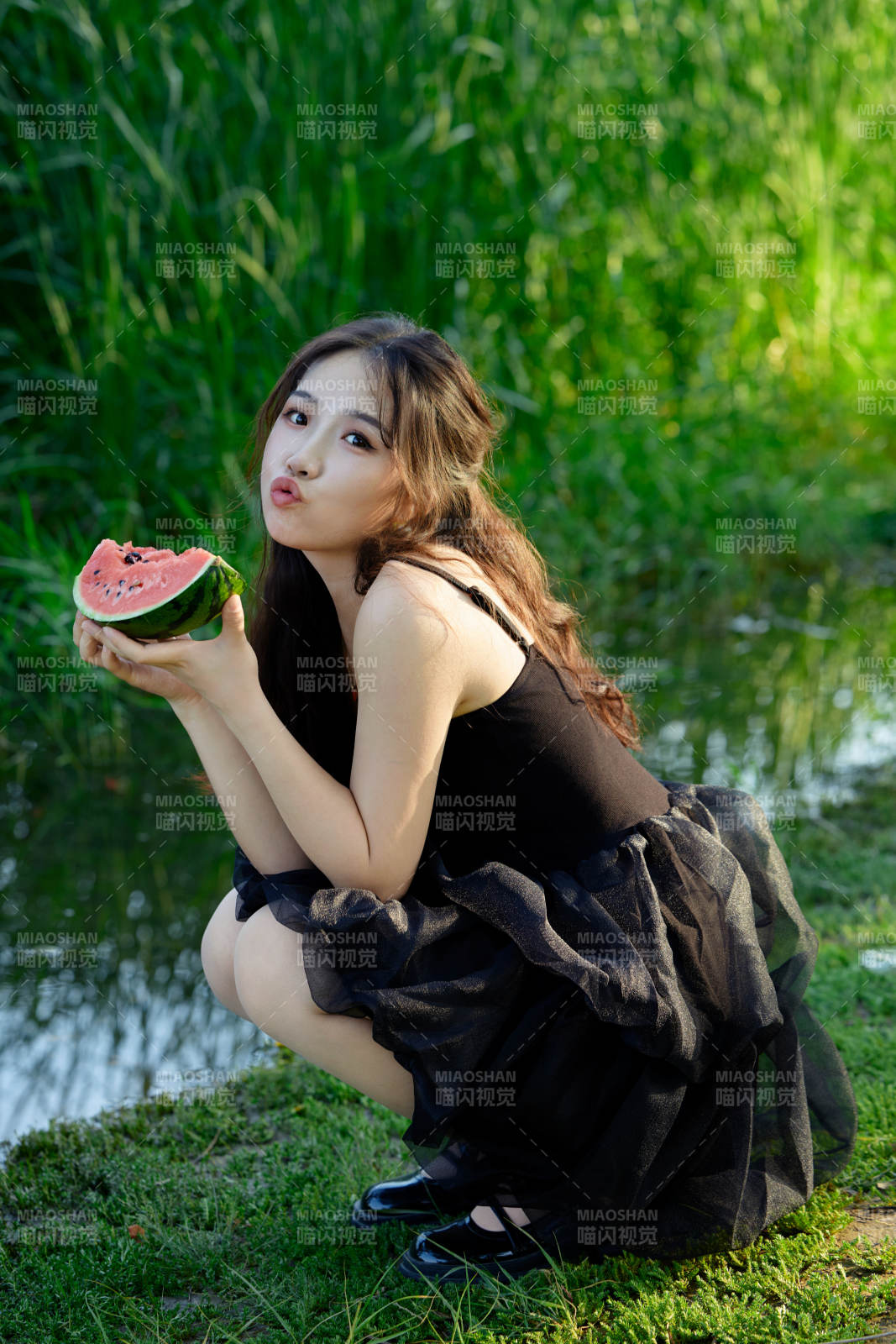 夏天在戶外公園吃西瓜的亞州美女