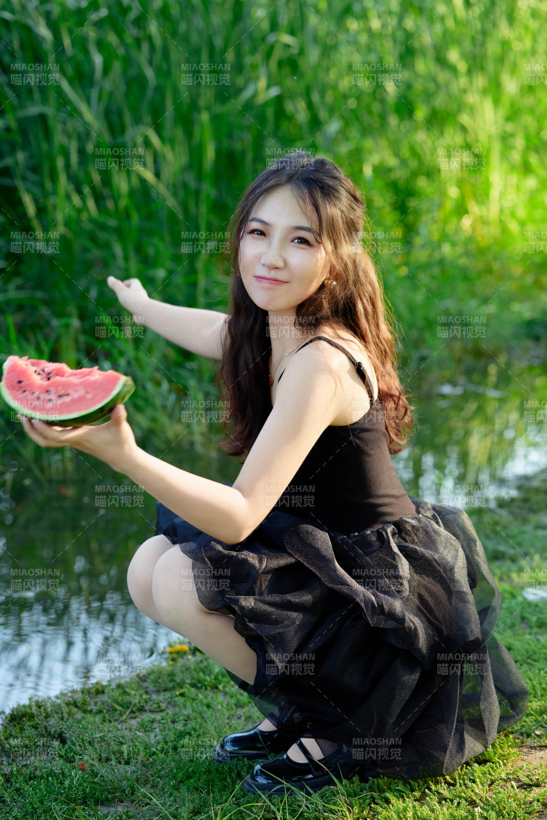 夏天在戶外公園吃西瓜的亞州美女