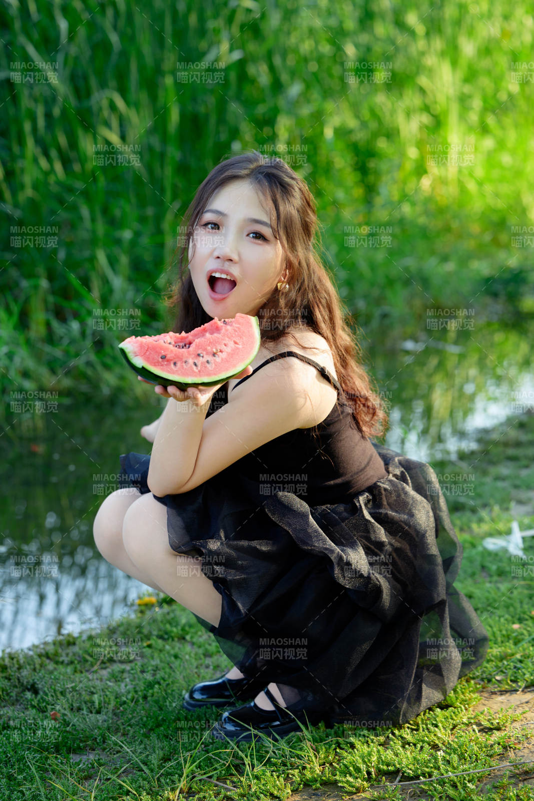 夏天在戶外公園吃西瓜的亞州美女