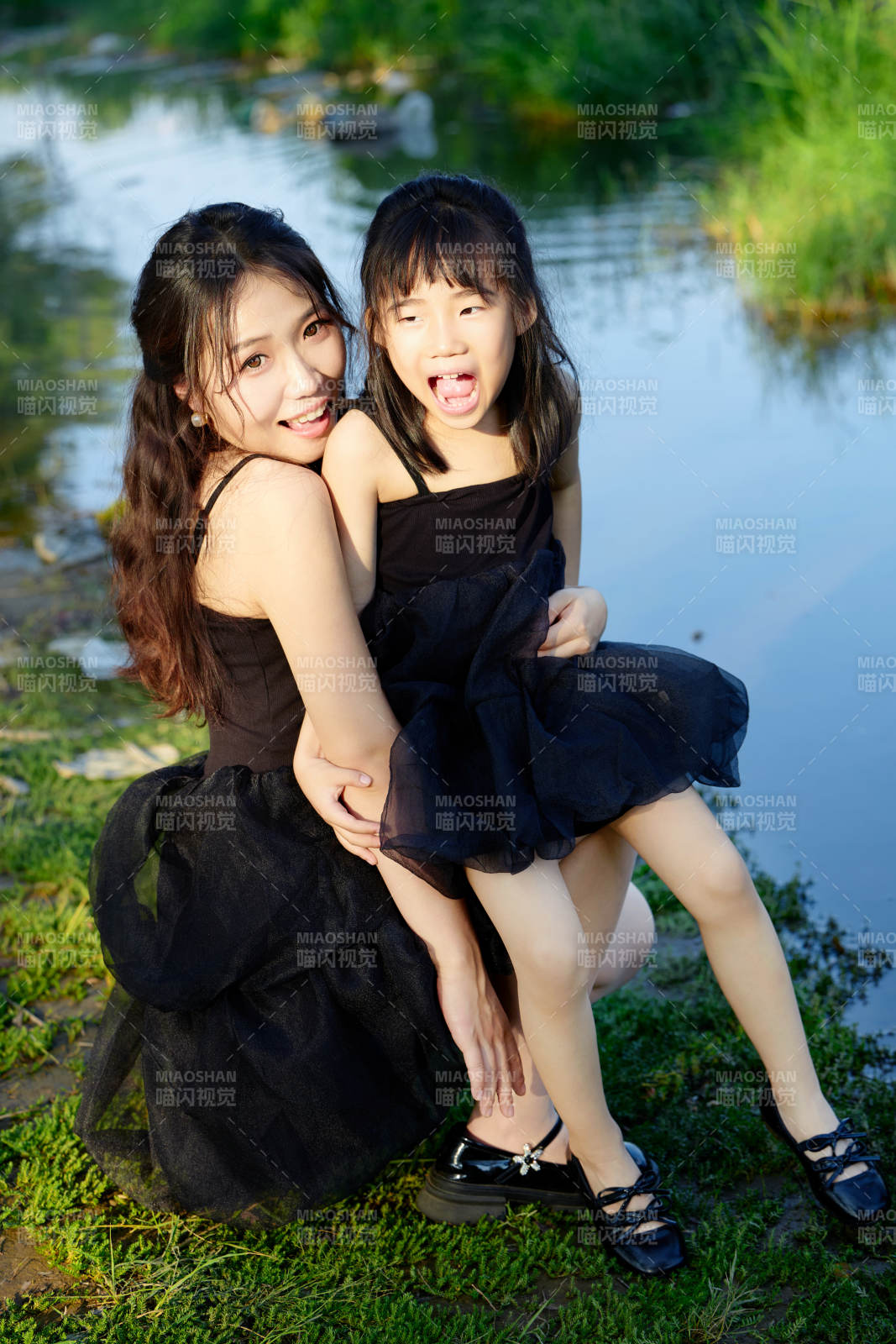 夏天在戶外公園旅行游玩的亞洲母女親子