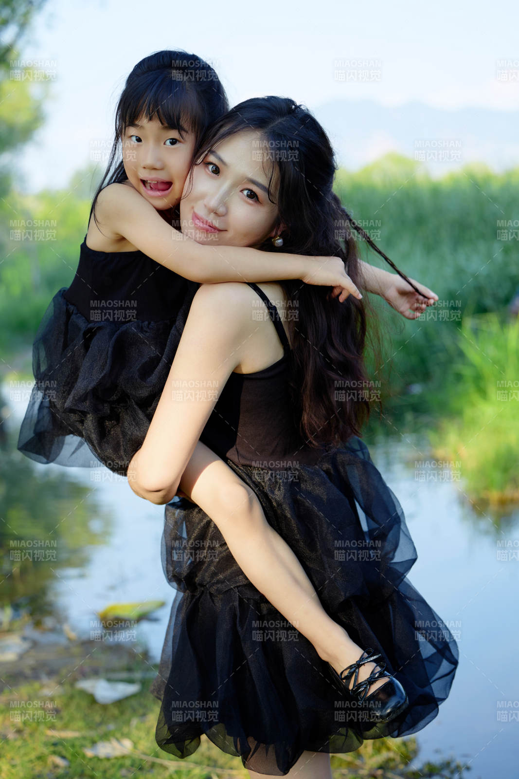 夏天在戶外公園旅行游玩的亞洲母女親子