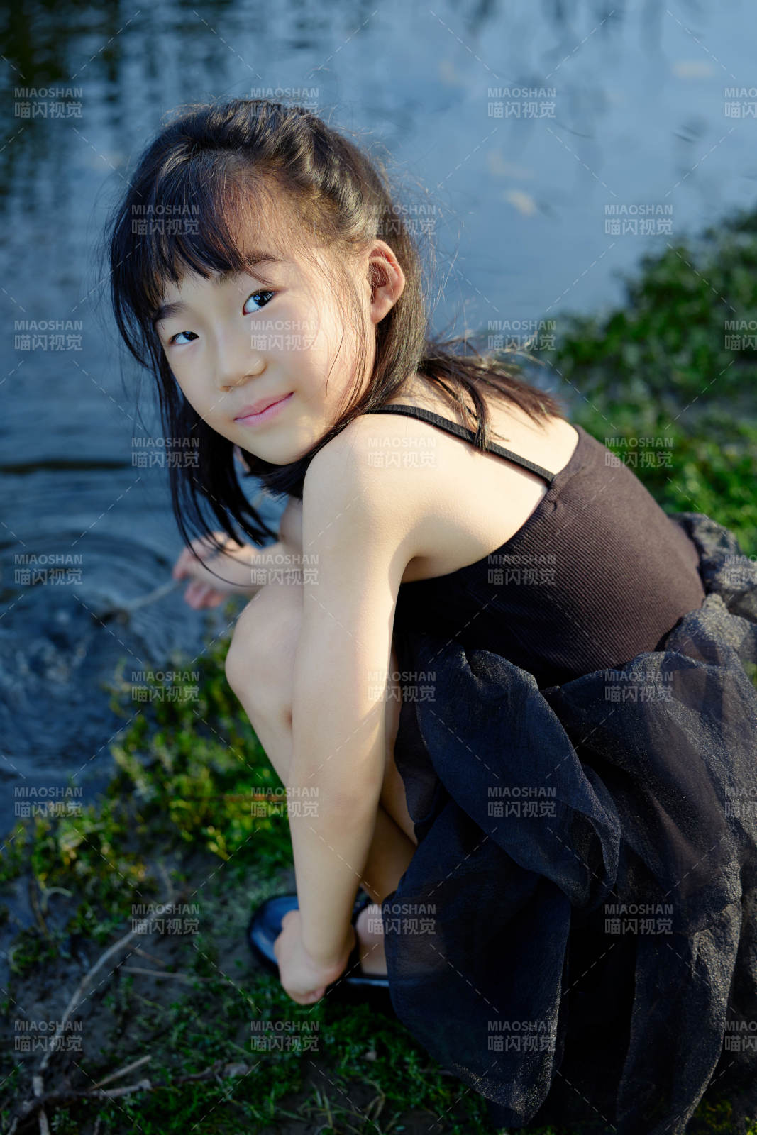 夏季在戶(hù)外玩耍游玩的可愛(ài)亞洲女童