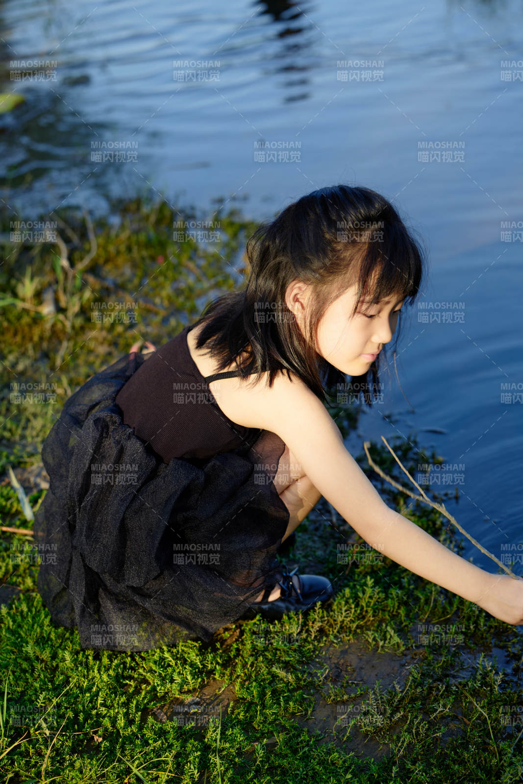 夏季在戶外玩耍游玩的可愛亞洲女童