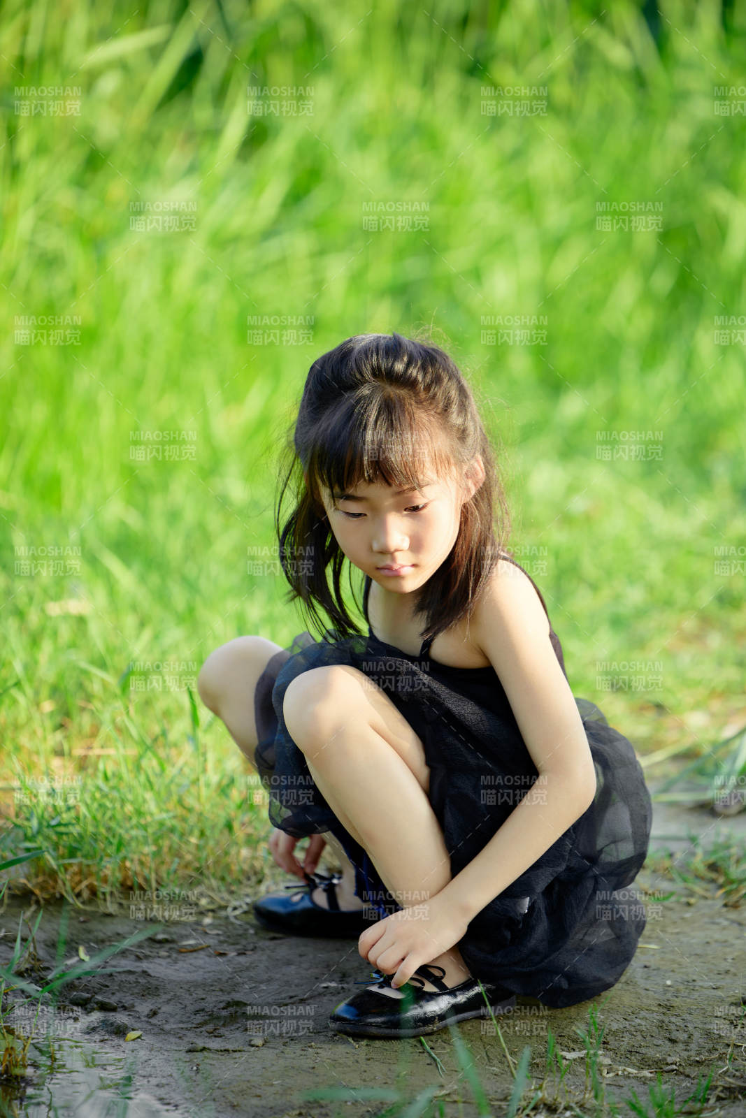 夏季在户外玩耍游玩的可爱亚洲女童