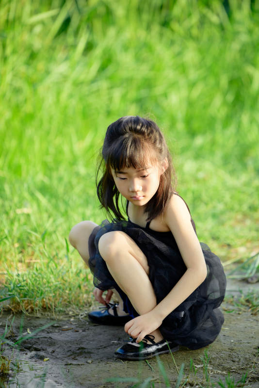 夏季在户外玩耍游玩的可爱亚洲女童