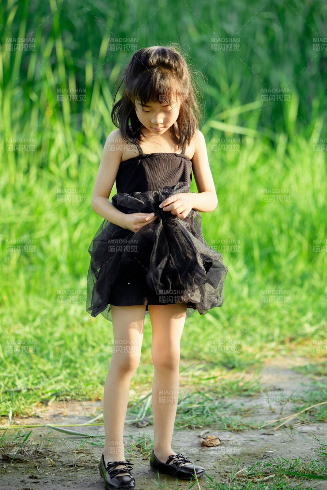 夏季在户外玩耍游玩的可爱亚洲女童