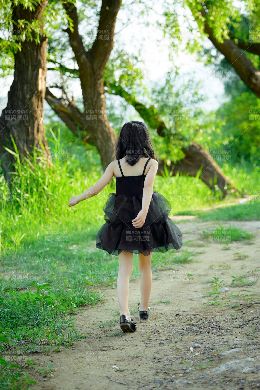 夏季在户外玩耍游玩的可爱亚洲女童