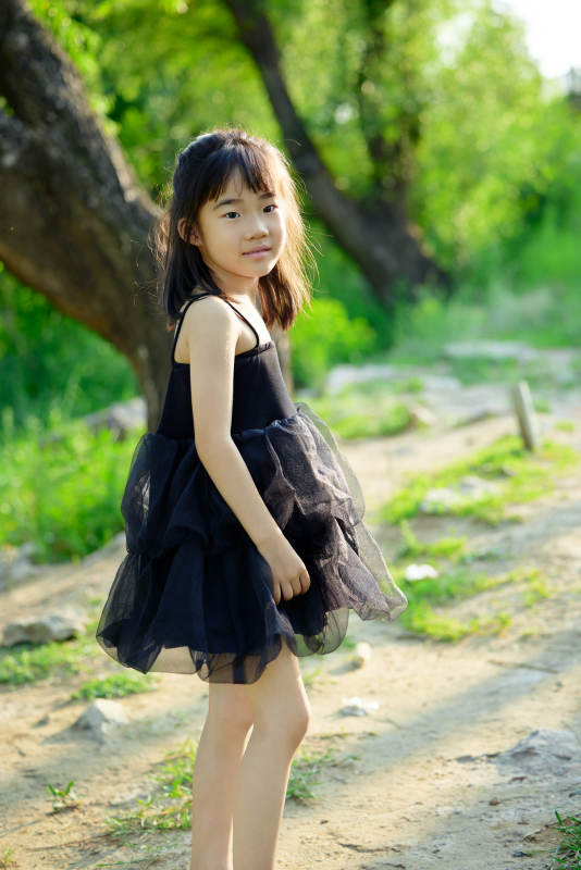 夏季在户外玩耍游玩的可爱亚洲女童