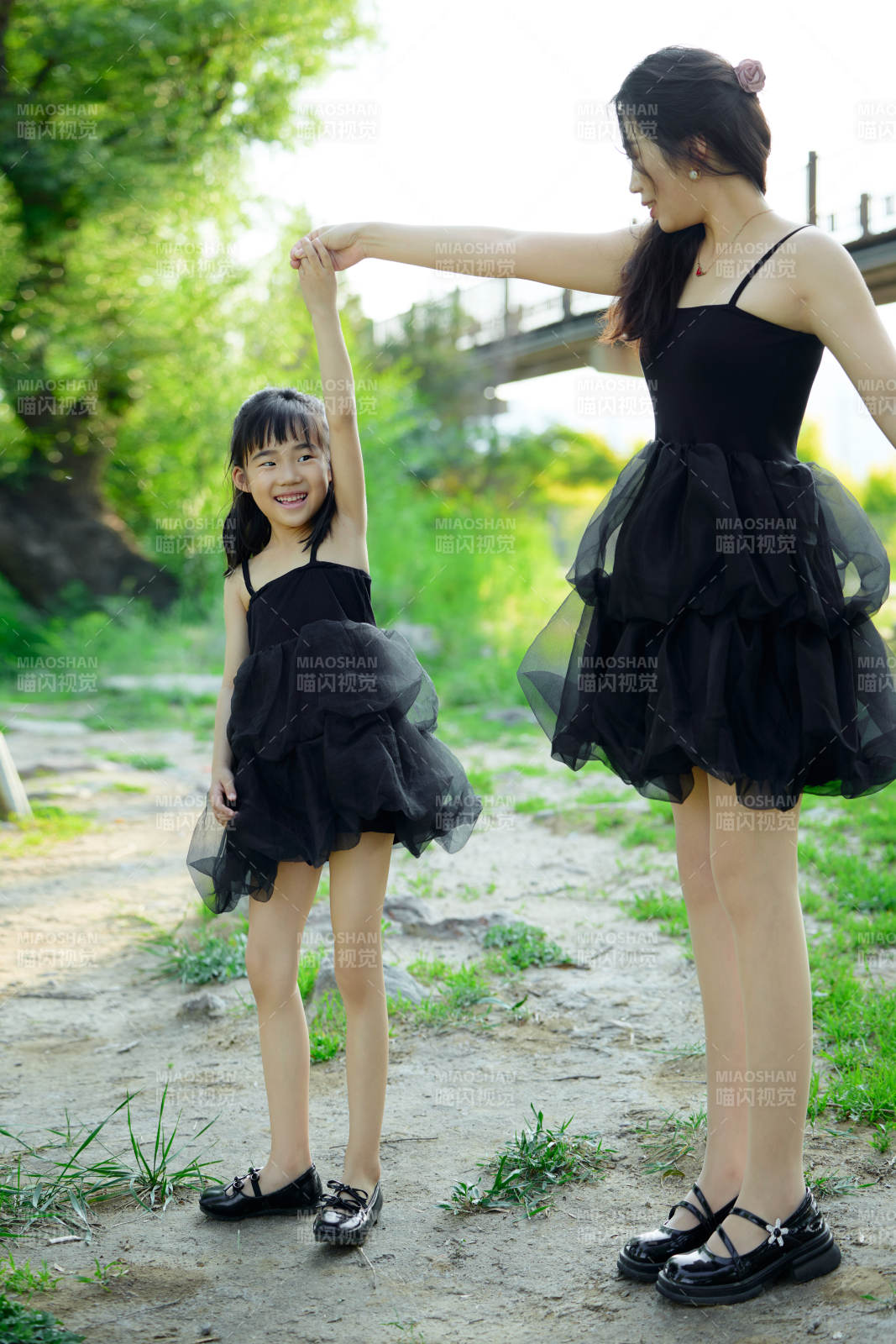 夏天在戶外公園旅行游玩的亞洲母女親子