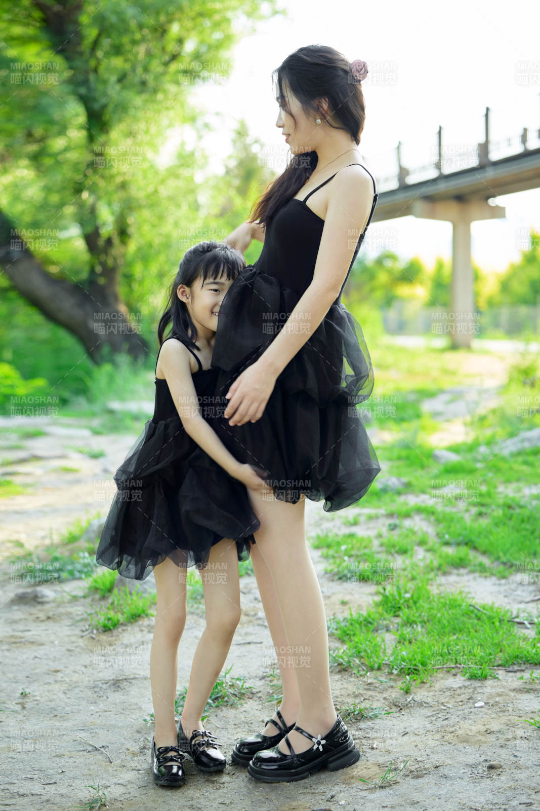 夏天在戶外公園旅行游玩的亞洲母女親子