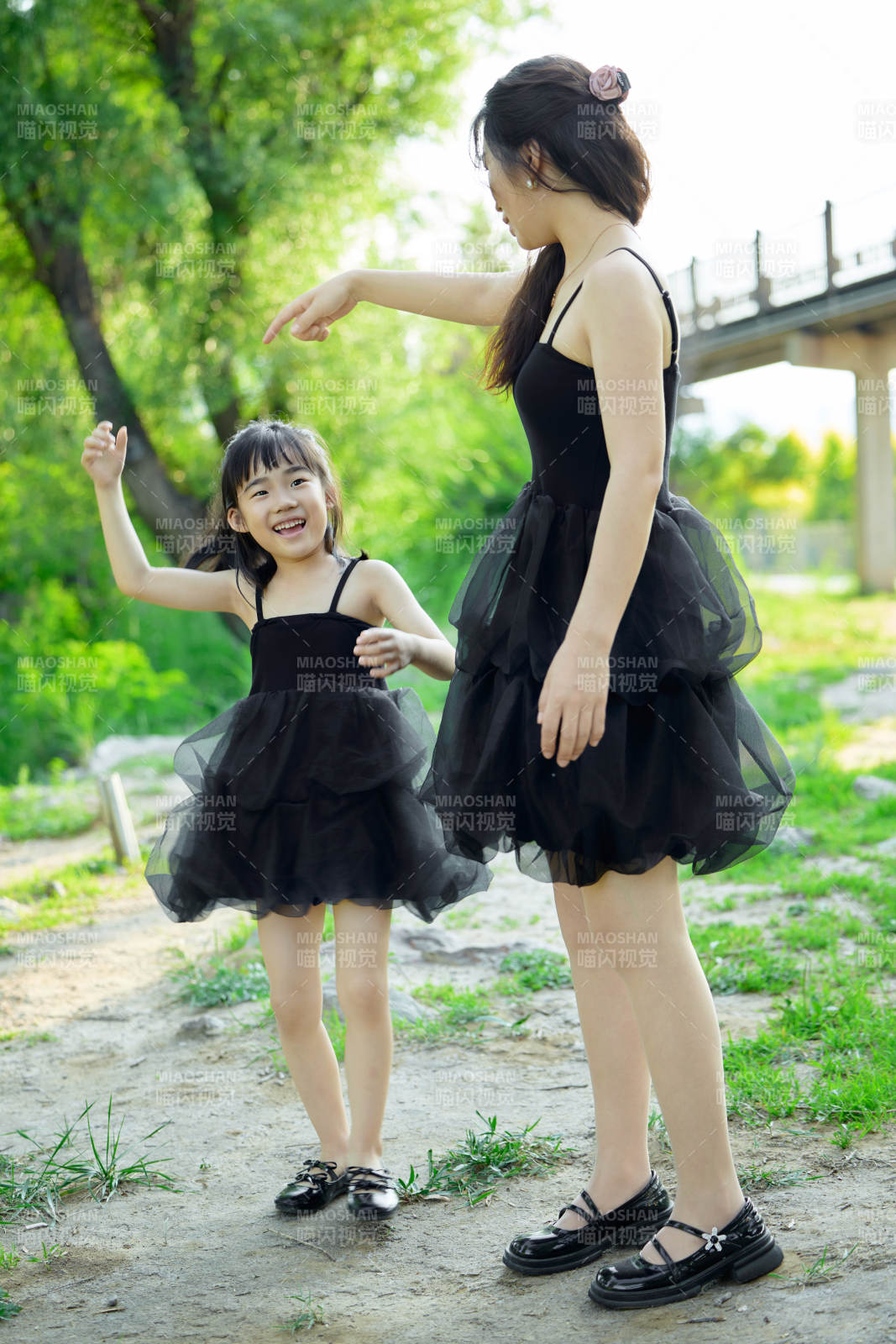 夏天在戶外公園旅行游玩的亞洲母女親子