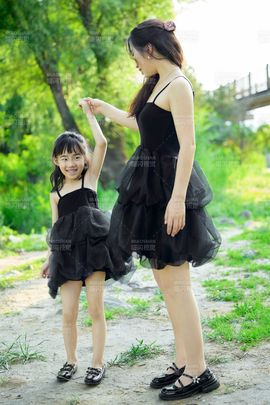 夏天在戶外公園旅行游玩的亞洲母女親子