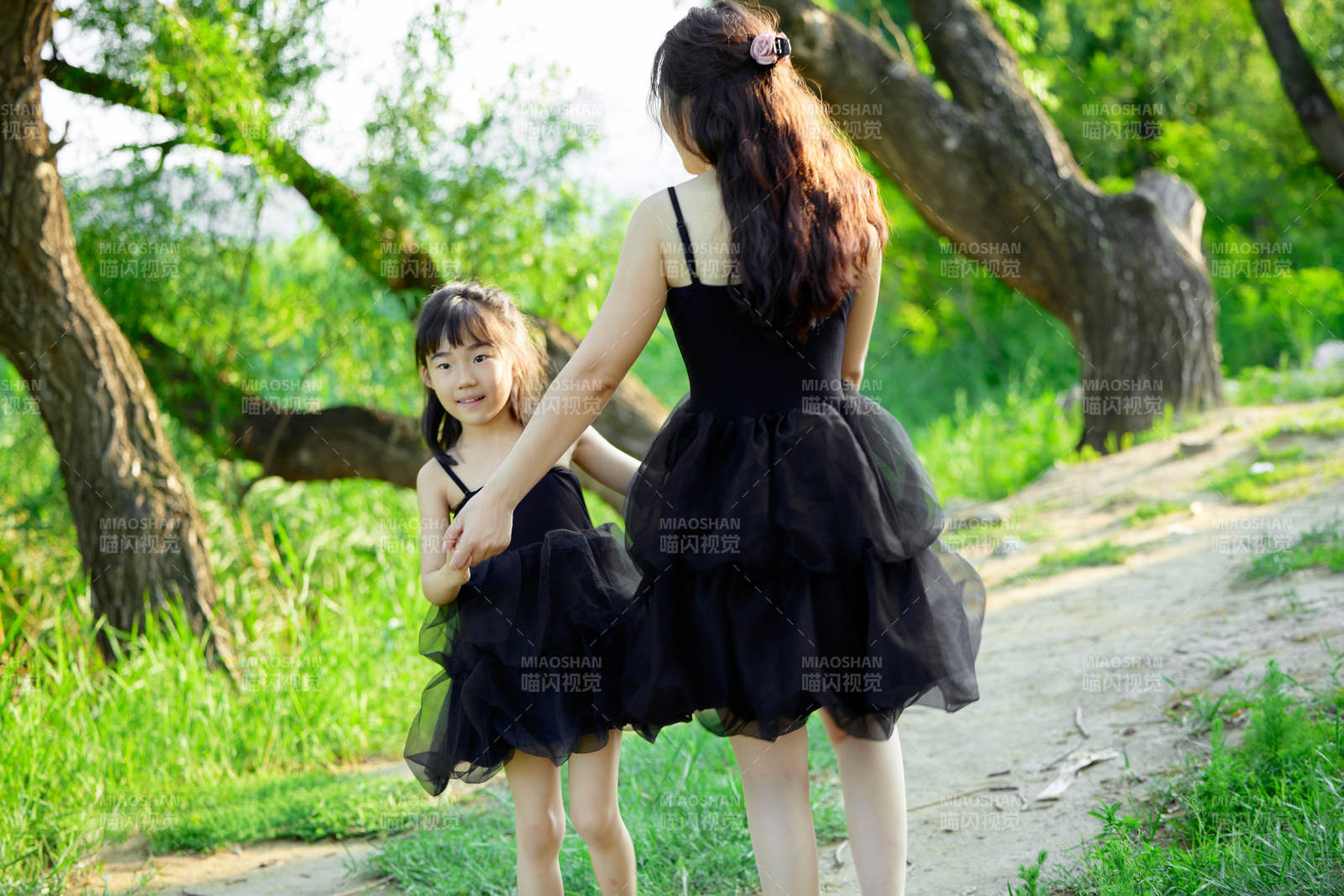 夏天在戶外公園旅行游玩的亞洲母女親子