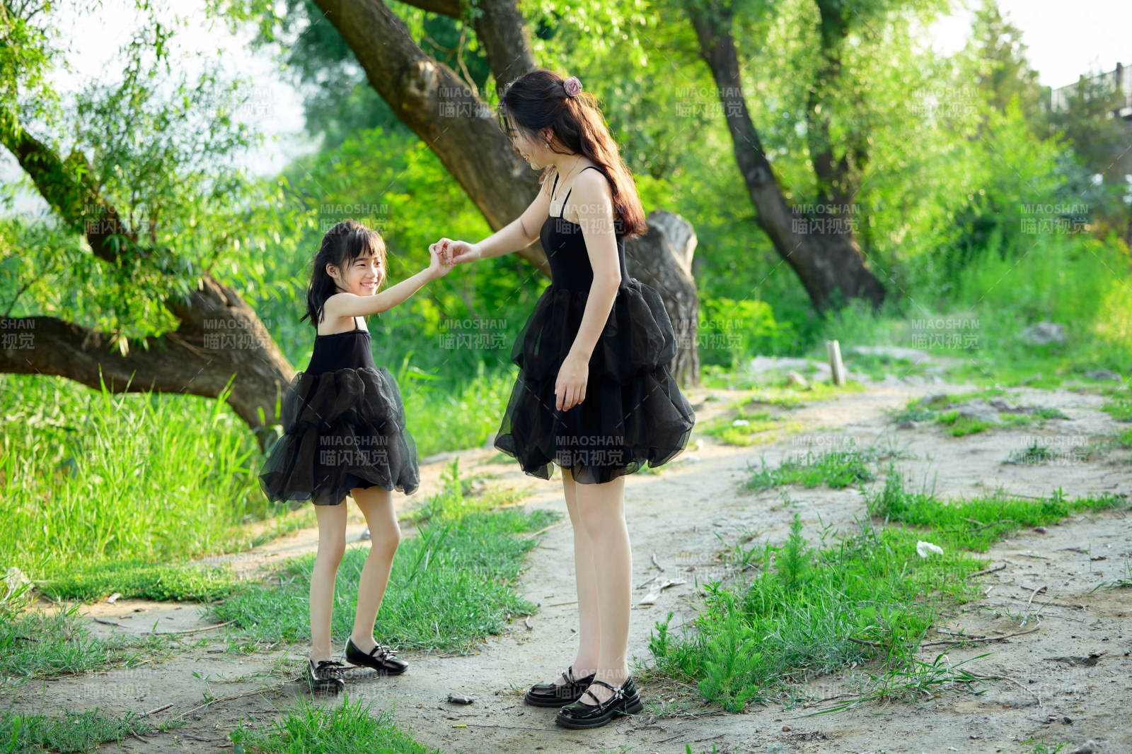 夏天在戶外公園旅行游玩的亞洲母女親子