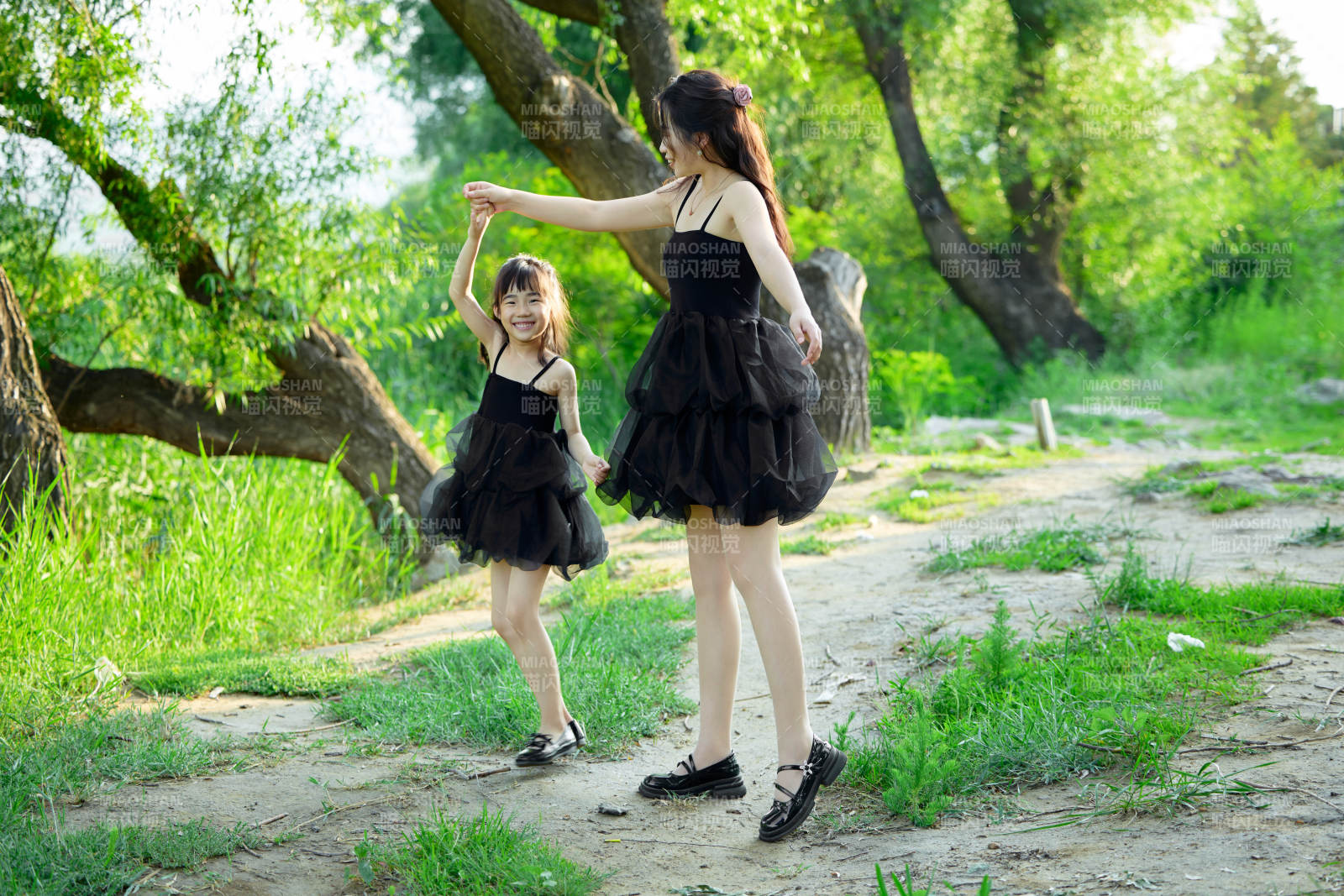 夏天在戶外公園旅行游玩的亞洲母女親子