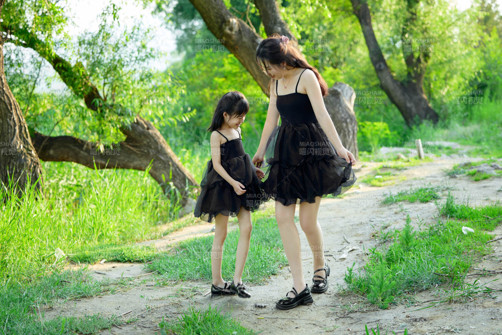 夏天在戶外公園旅行游玩的亞洲母女親子