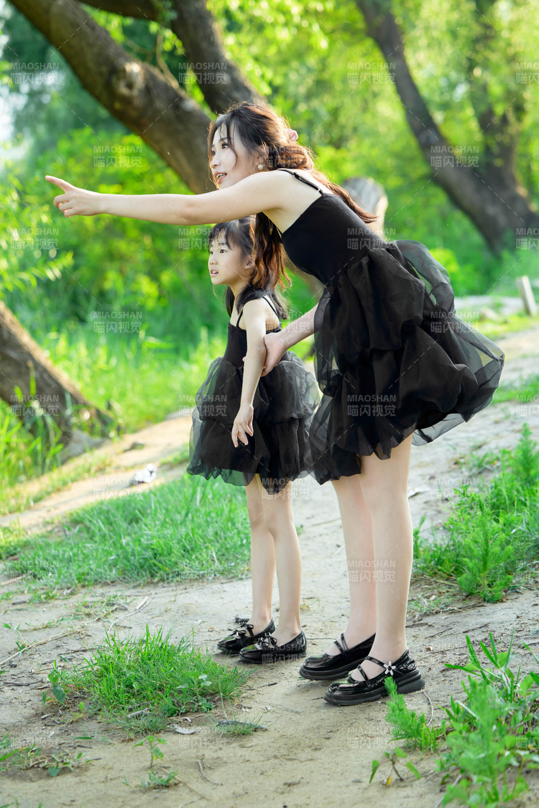 夏天在户外公园旅行游玩的亚洲母女亲子