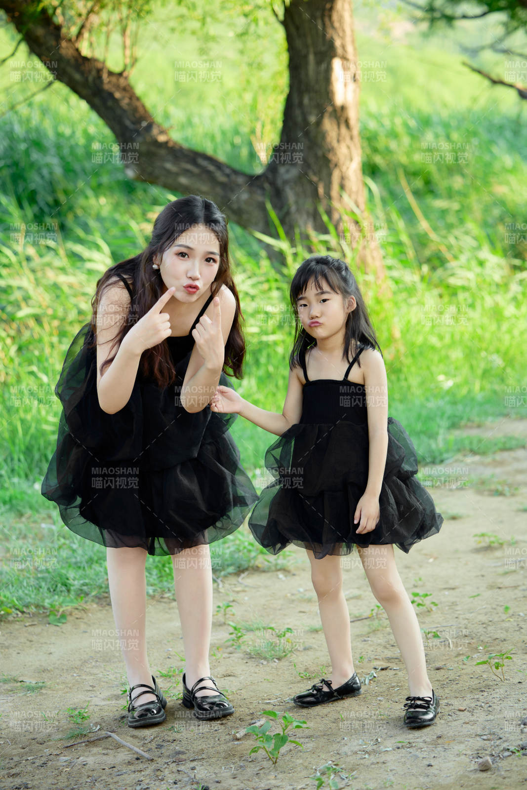 夏天在戶外公園旅行游玩的亞洲母女親子