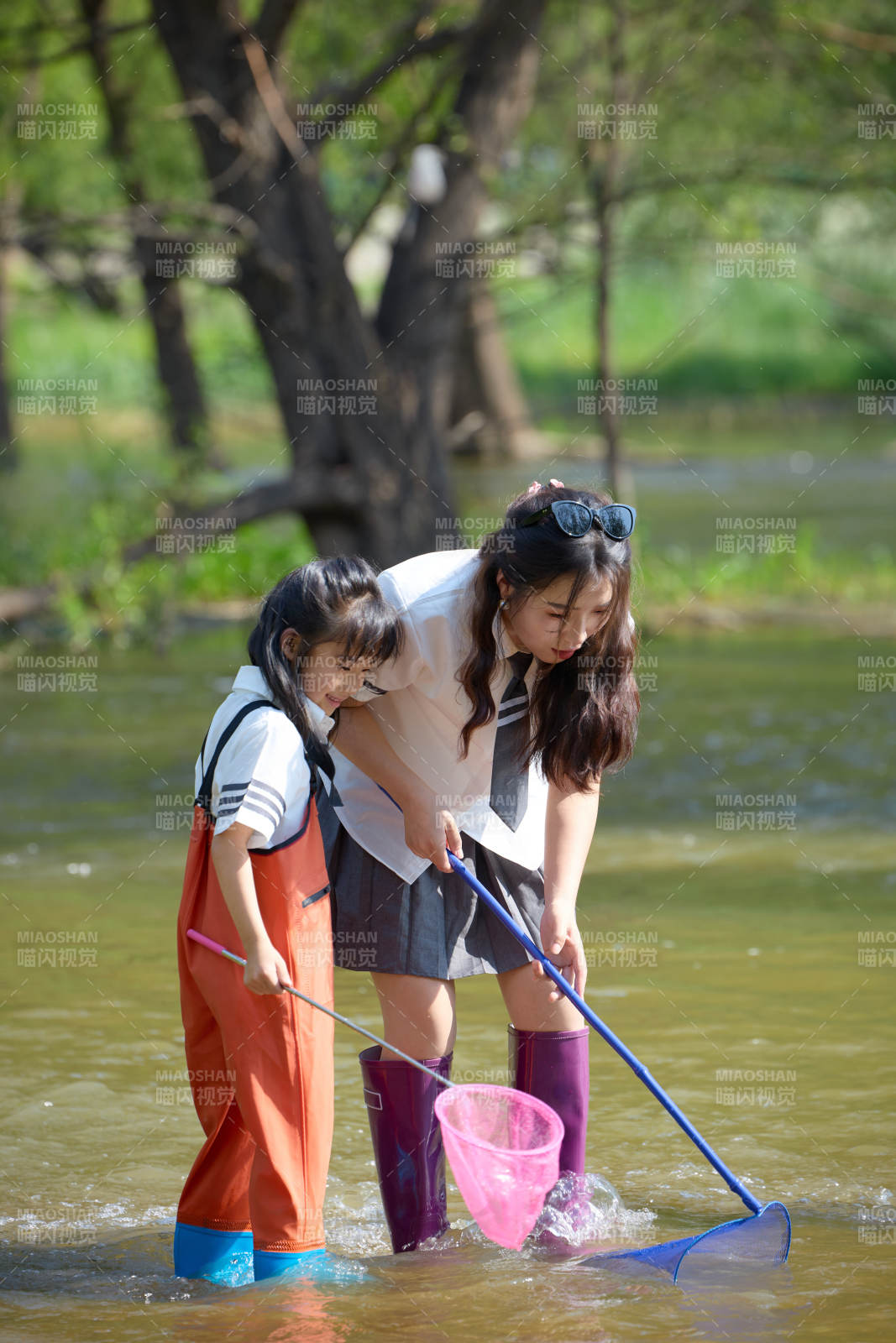 夏天在戶外溪流捕捉魚蝦的母女親子