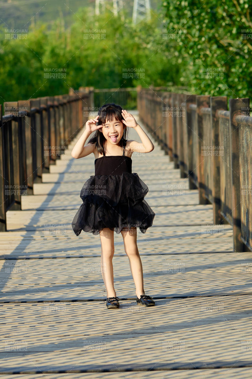 夏季在戶外玩耍游玩的可愛亞洲女童