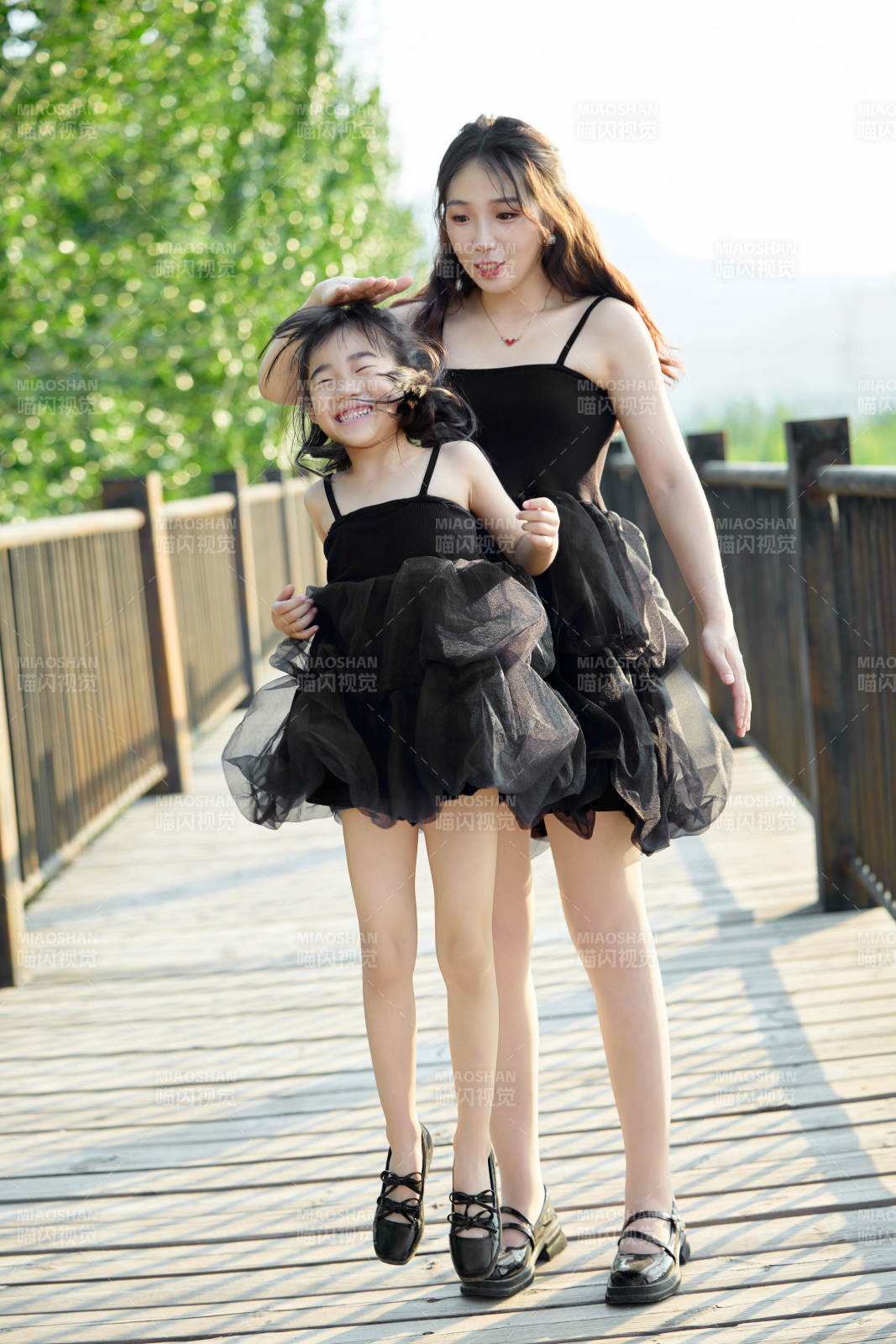 夏天在戶外公園旅行游玩的亞洲母女親子