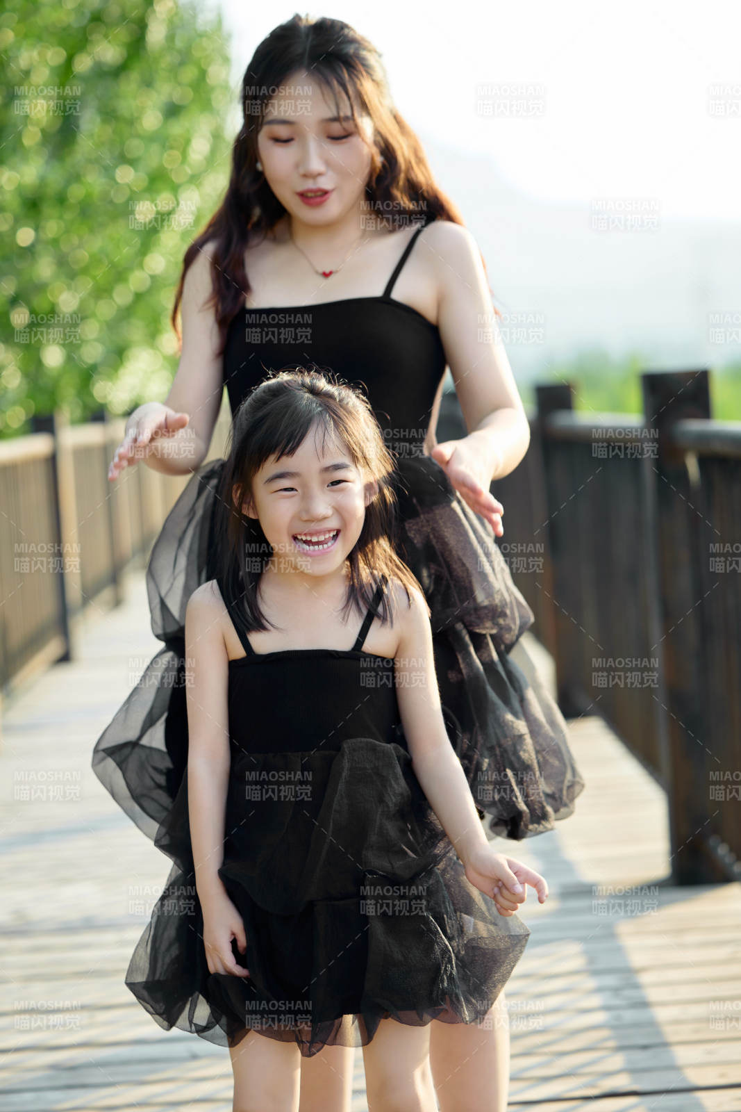 夏天在戶外公園旅行游玩的亞洲母女親子