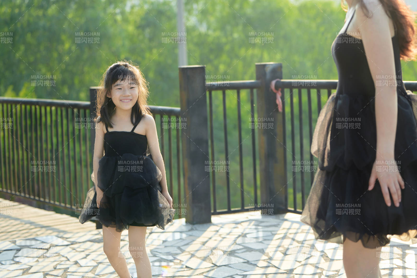 夏天在户外公园旅行游玩的亚洲母女亲子