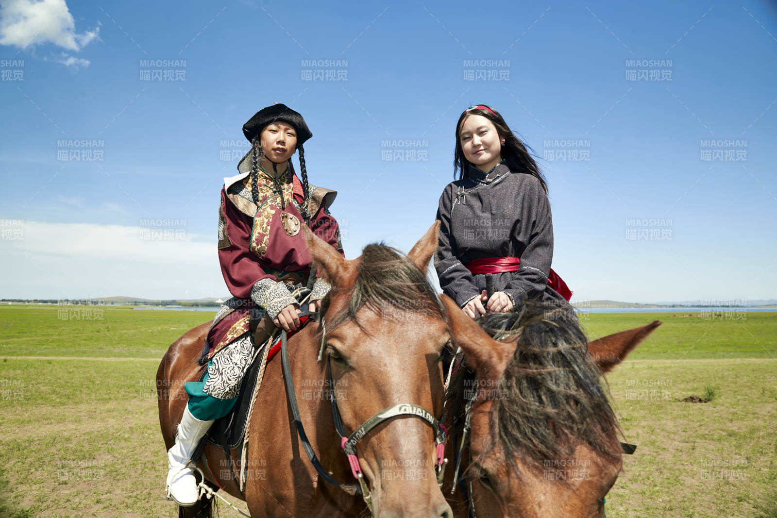 草原那达慕大会上骑着马的蒙古演员