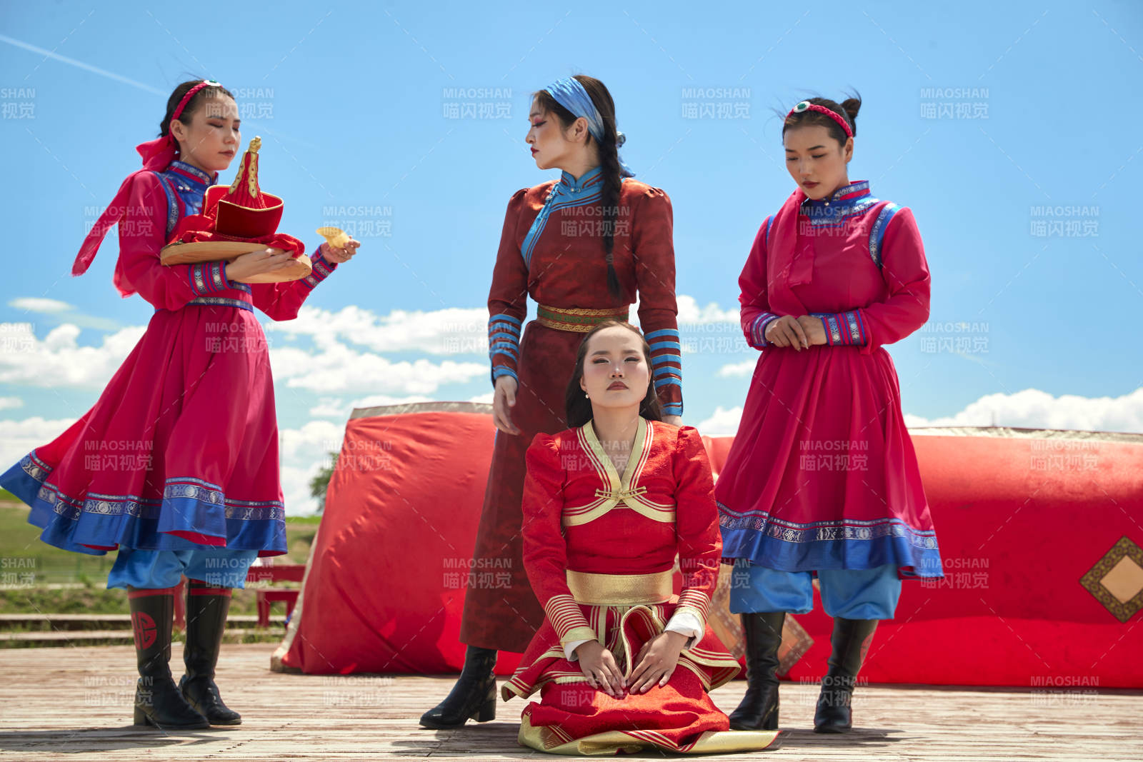 草原上的傳統(tǒng)蒙古族婚禮儀式