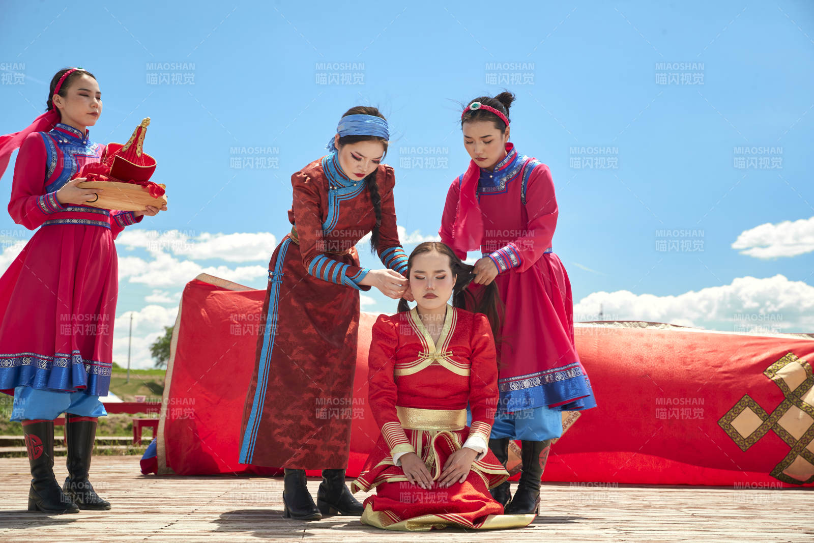 草原上的傳統(tǒng)蒙古族婚禮儀式