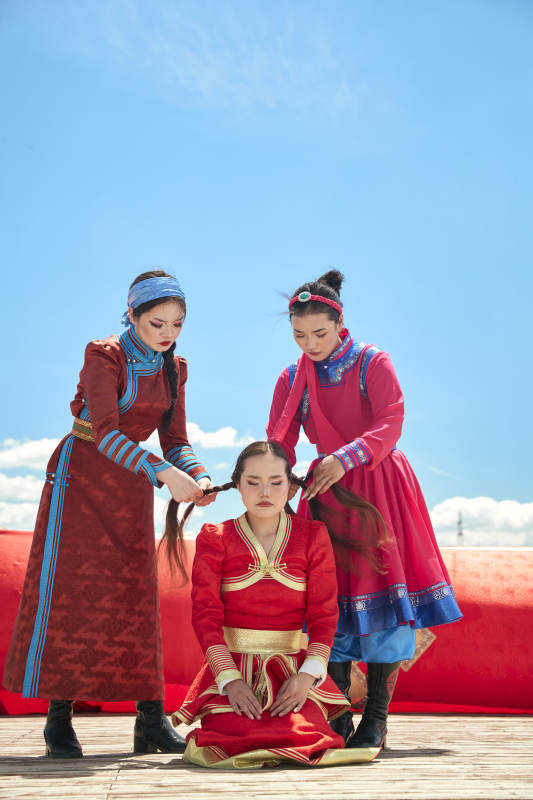 草原上的传统蒙古族婚礼仪式