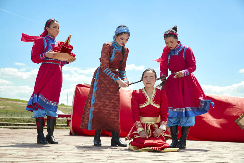 草原上的传统蒙古族婚礼仪式