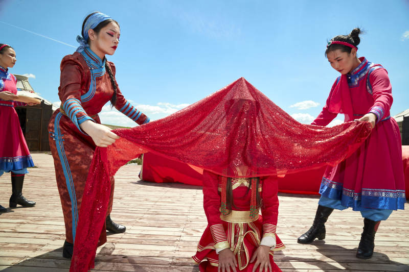 草原上的传统蒙古族婚礼仪式