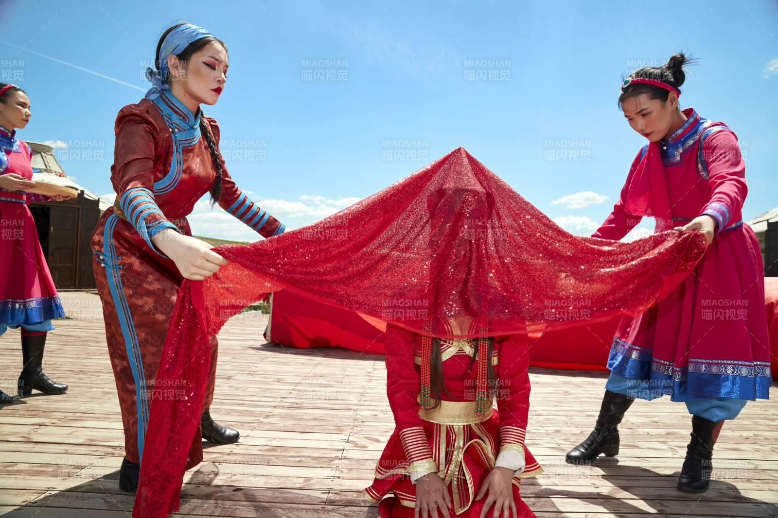 草原上的传统蒙古族婚礼仪式